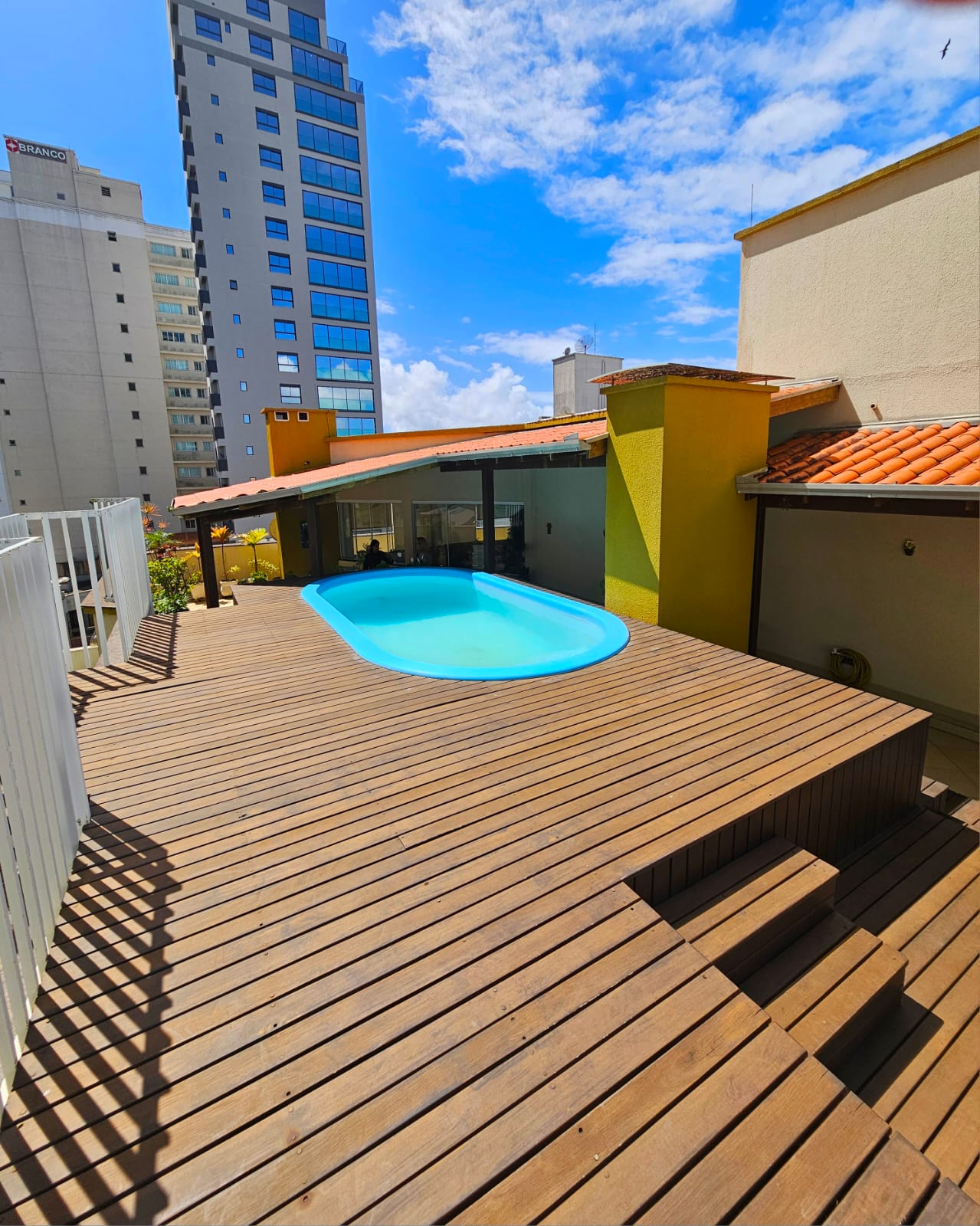 COBERTURA COM JEITINHO DE CASA AO LADO DA PRAIA